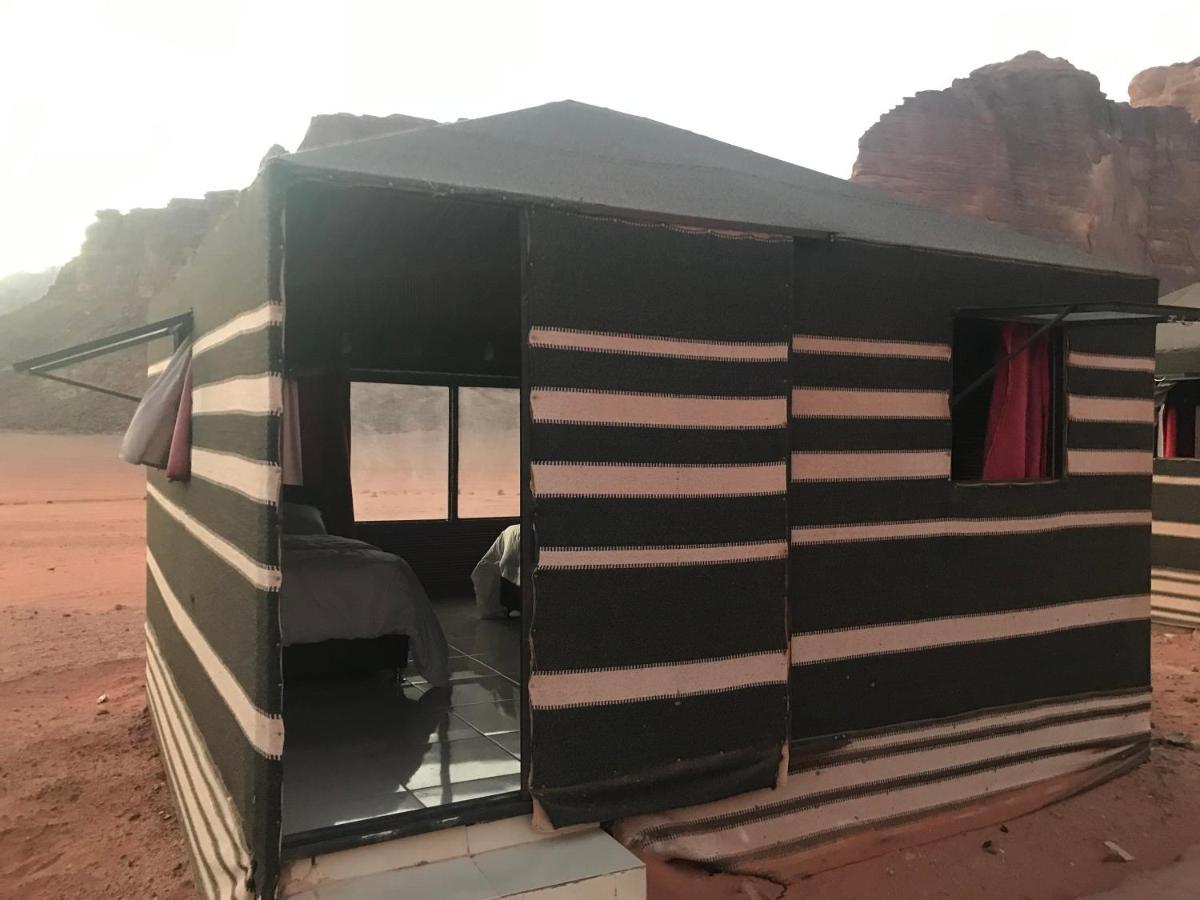 Black Irish Camp And Tours Wadi Rum Eksteriør billede