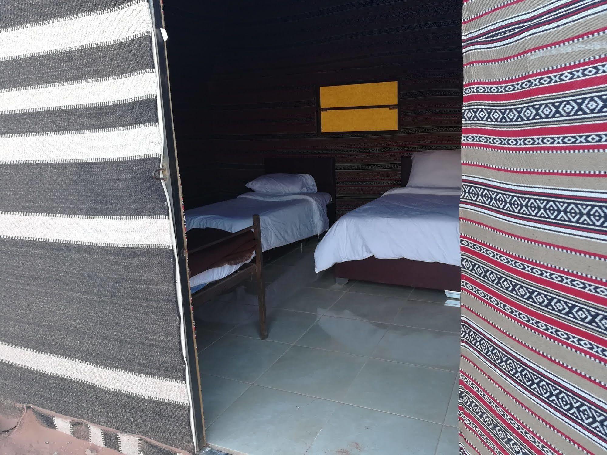 Black Irish Camp And Tours Wadi Rum Eksteriør billede