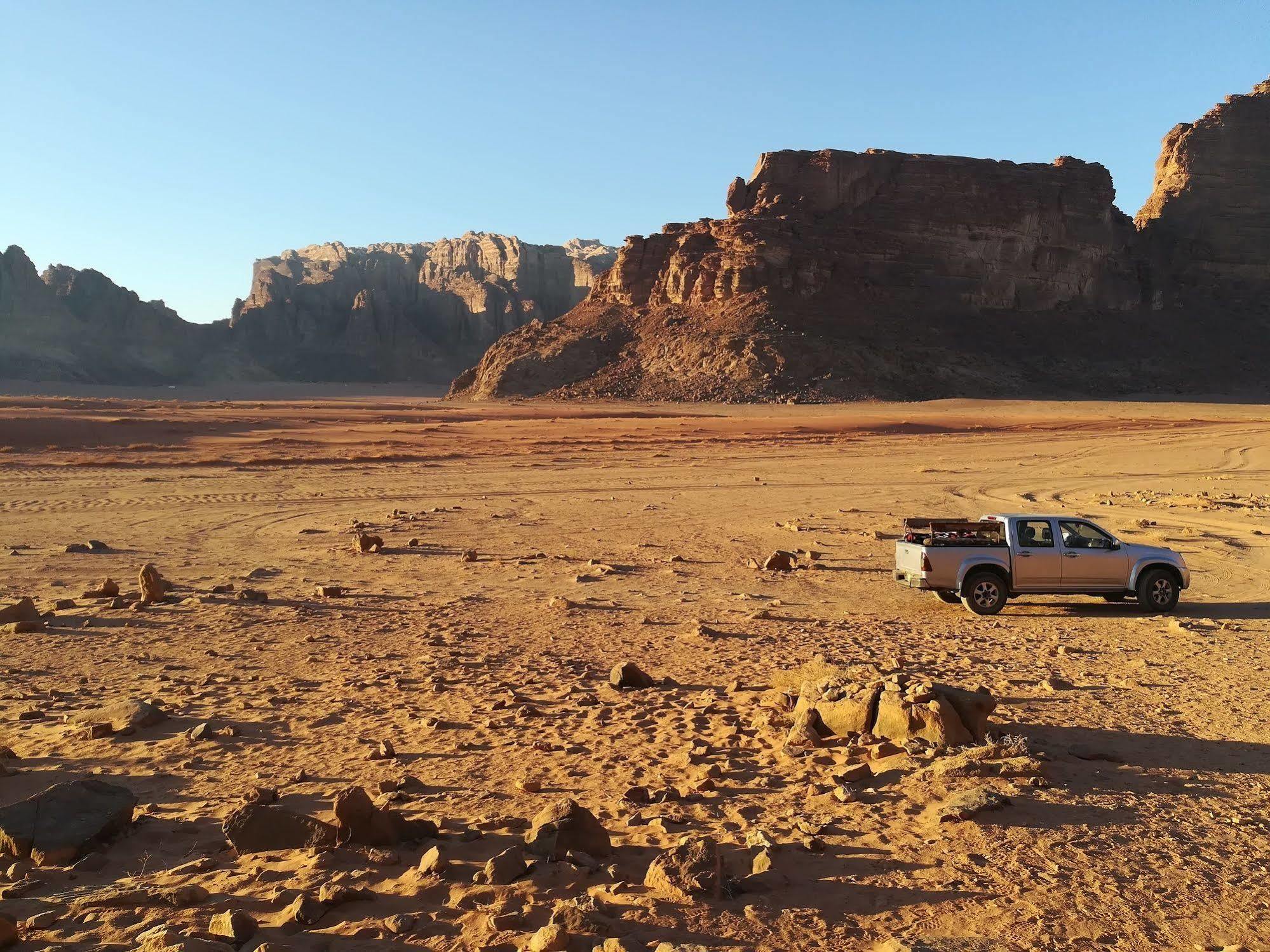 Black Irish Camp And Tours Wadi Rum Eksteriør billede