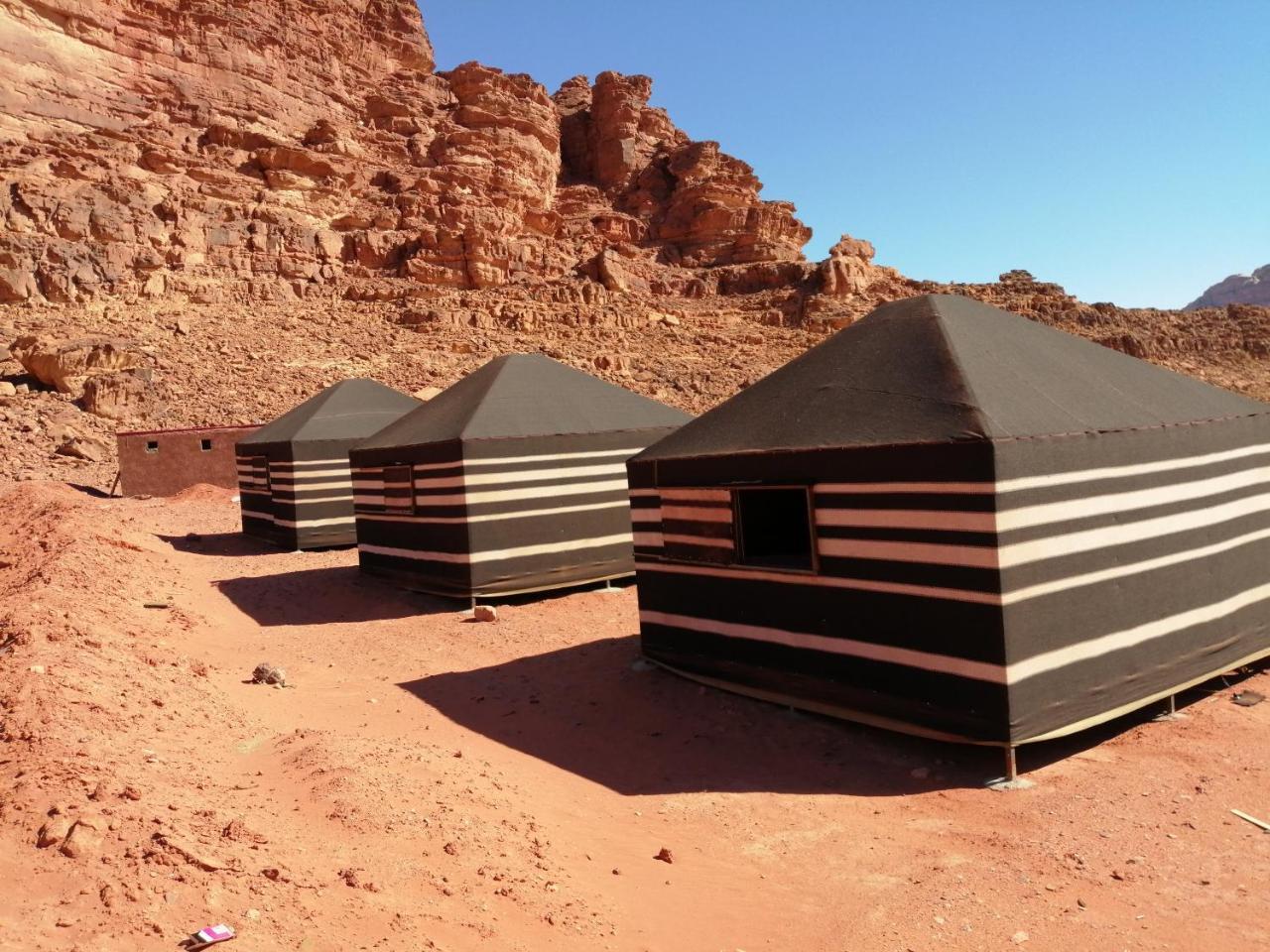 Black Irish Camp And Tours Wadi Rum Eksteriør billede