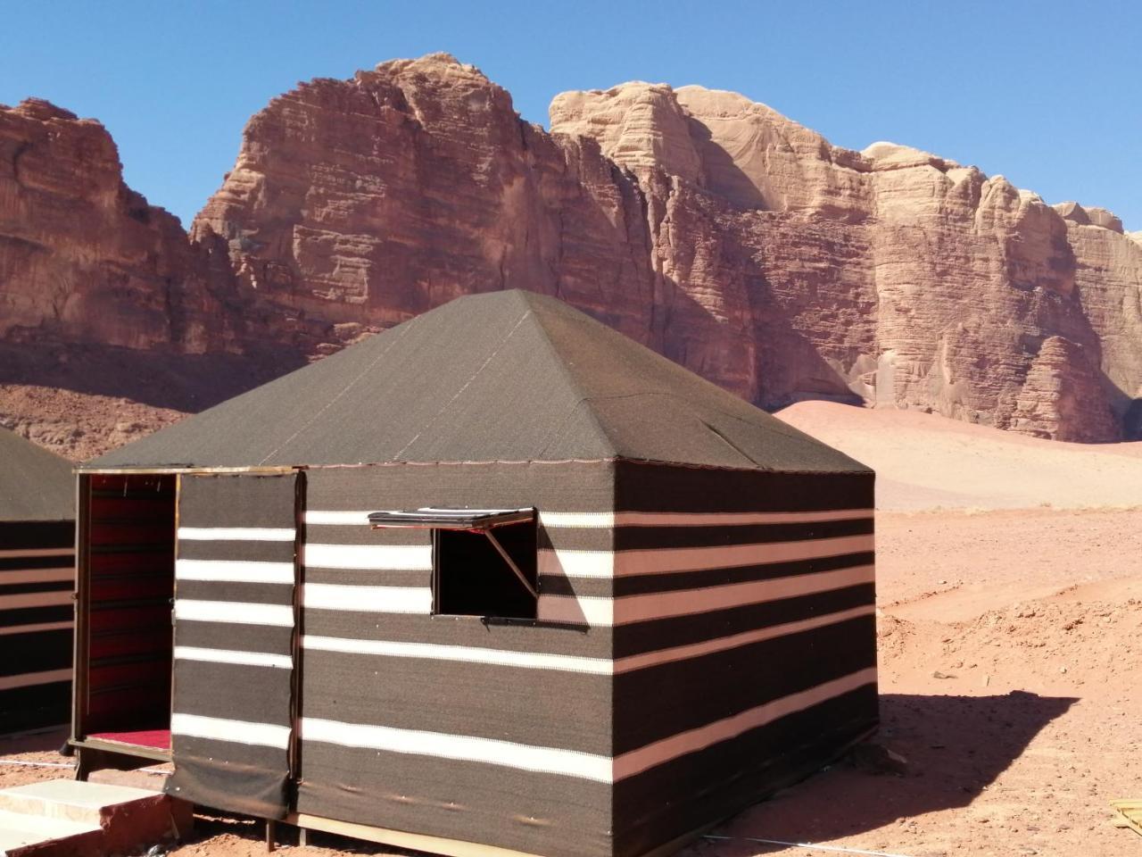 Black Irish Camp And Tours Wadi Rum Eksteriør billede